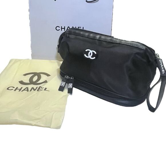 NEW!! CHANEL 2024 Cosmetic/Vanity Bag with Bottom Zippered Compartment - Picture 1 of 15
